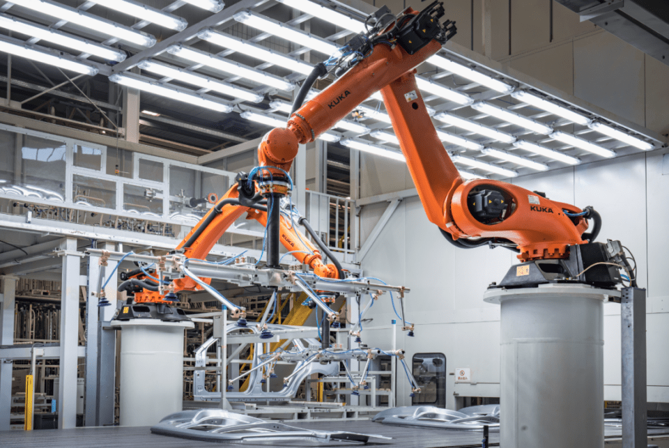 賽力斯智慧工廠探秘 撒貝寧見證，工業機器人如何定義“智造”新高度